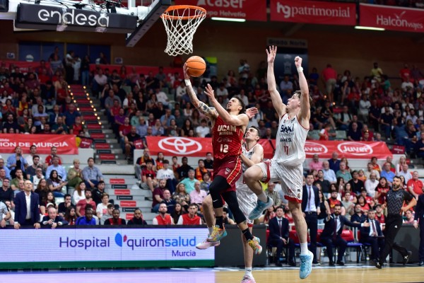 El UCAM CB, con una buena defensa y liderado por Ennis en ataque, sigue apretando por el play off