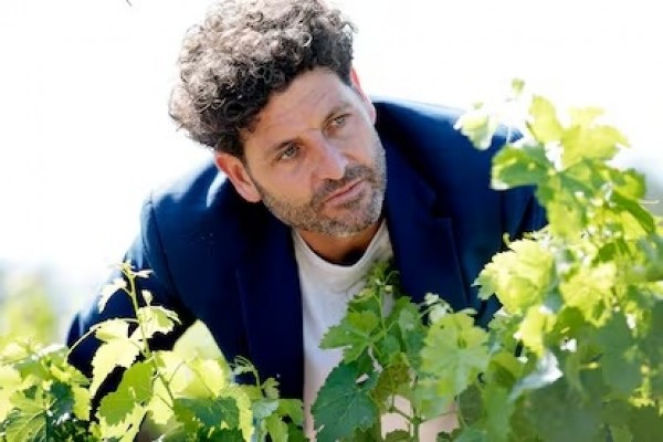 El sumiller David Seijas inaugura en Maestral el ciclo culinario de vinos y letras