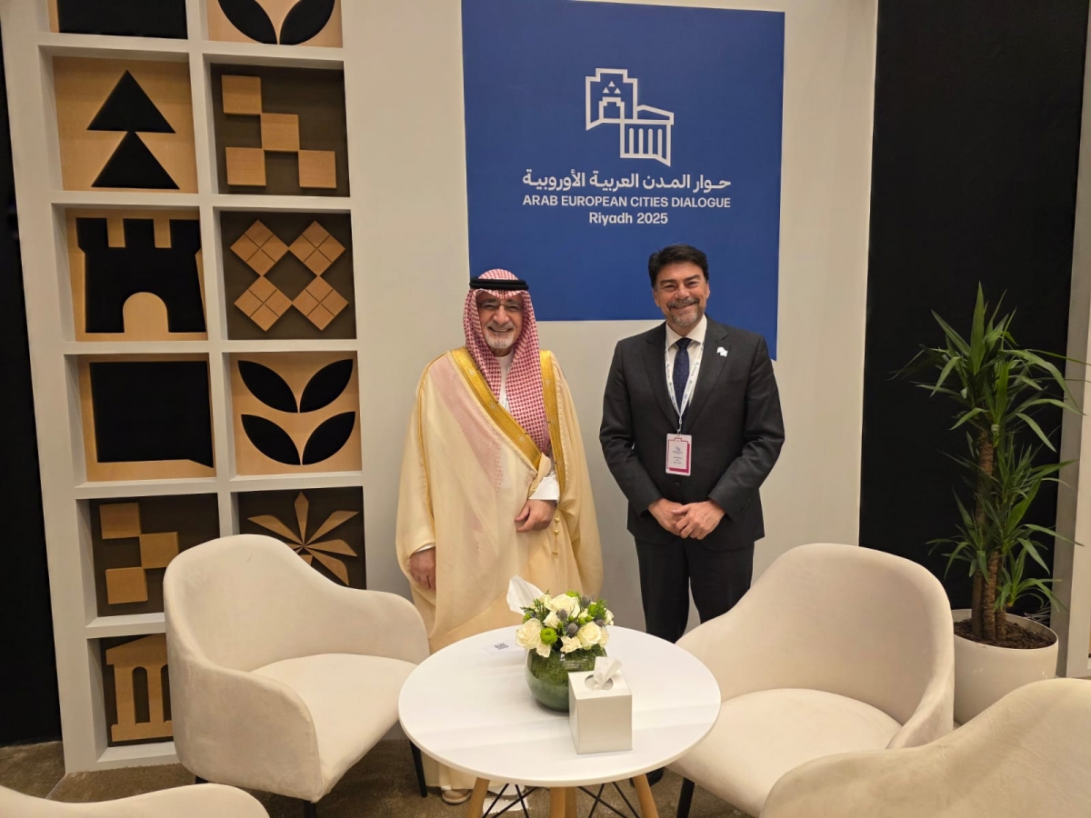 El alcalde de Alicante, Luis Barcala, junto a su homólogo de Jeddah, Saleh Ali Al Turki.  - 