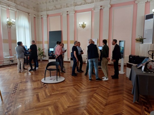 Equone y Azkoyen presentan innovadoras soluciones de automatización de cobro en jornadas de puertas abiertas en Benidorm