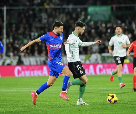 El Elche pierde ante el Huesca a José Salinas por sanción y mantiene a 'Nico' Castro apercibido de suspensión