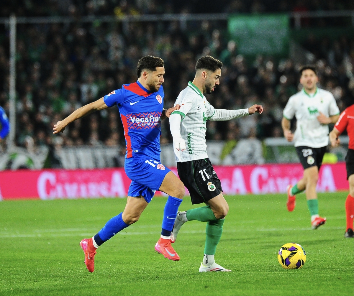 El Elche pierde ante el Huesca a José Salinas por sanción y mantiene a 'Nico' Castro apercibido de suspensión