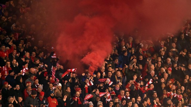 La UEFA abre un nuevo expediente al Liverpool por lanzamiento de bengalas
