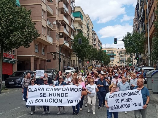 Unos 200 vecinos de Clara Campoamor en Elche exigen 