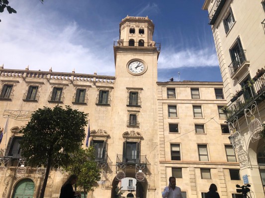 Alicante reactiva la rehabilitación del edificio del Ayuntamiento entre críticas por su retraso