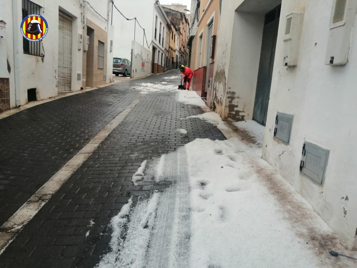 Bomberos de Valencia retiran granizo en l'Olleria. - Foto: CONSORCIO PROVINCIAL BOMBEROS VALENCIA