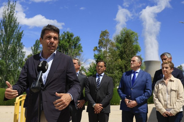 Mazón defiende un frente común con el empresariado para prolongar la vida de la nuclear