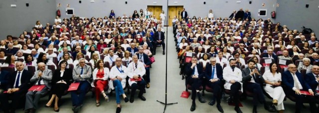 El hospital Virgen de la Arrixaca rinde homenaje a sus profesionales en el acto de clausura de su 50 aniversario