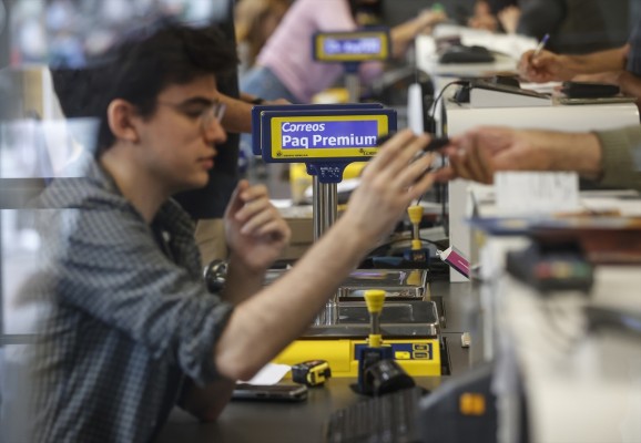 El PSOE aprovecha la reforma del régimen fiscal canario para reestucturar Correos y ampliar sus funciones