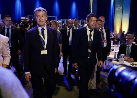El adelanto del congreso del PP vuelve a poner el foco en la cuenta atrás sobre Mazón