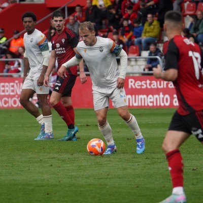 Los errores en defensa aplazan la fiesta de la permanencia