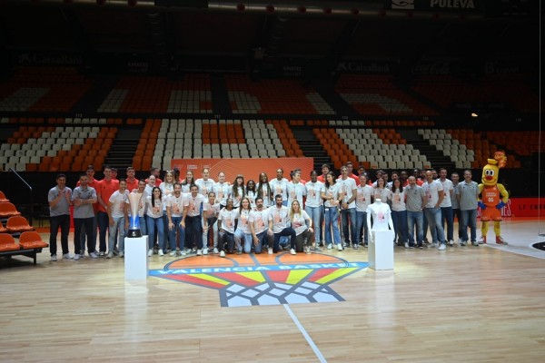 Valencia Basket se despide de la Fonteta con la celebración de su tercera liga
