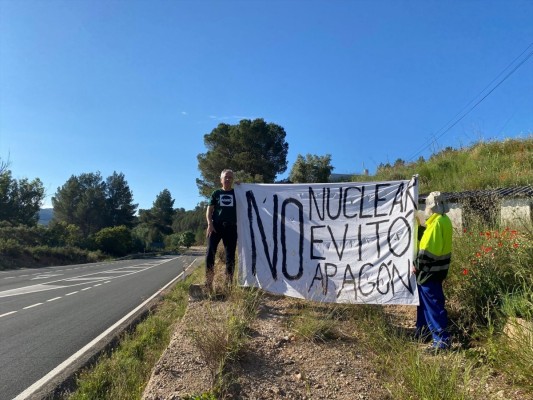 Acció Ecologista-Agró despliega una pancarta en Cofrentes ante la visita de Mazón