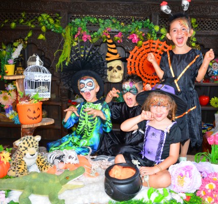 Terra Natura Benidorm celebra Fiesta Holiween con polvos fluorescentes 