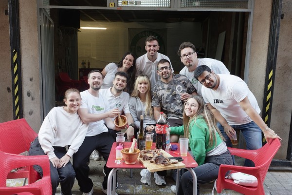 Els carrers de Vila-real s'omplin de fum i brases en la popular Nit de la Xulla