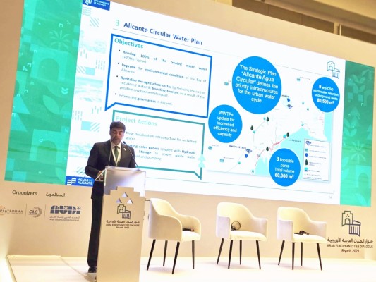 Alicante exhibe la estrategia de reutilización de agua 'Alicante agua circular' en Arabia Saudí