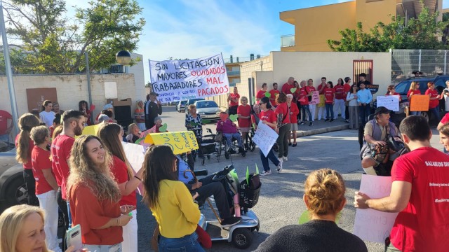 La residencia de Benidorm se concentra para pedir mejoras laborales: 