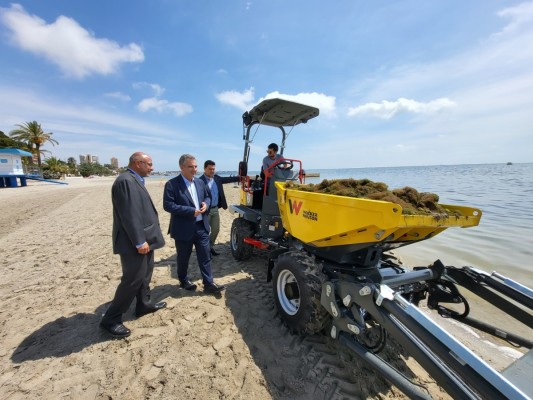 El Gobierno regional refuerza la retirada de biomasa en el Mar Menor un 21% en los primeros cuatro meses de 2025