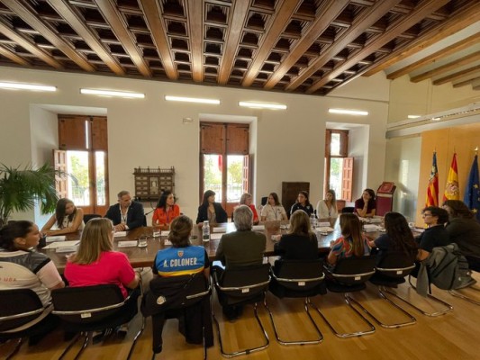 La ministra de Igualdad se reúne con deportistas en València y alaba el apoyo de Teika
