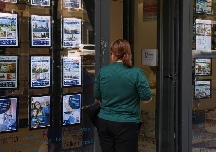 El esfuerzo para comprar o alquilar (40%) una casa supera el umbral razonable en Alicante y sigue al alza