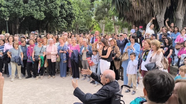 Pequeños cantores de Valencia felicitan por su 100 cumpleaños a Jesús Ribera Faig, fundador del coro