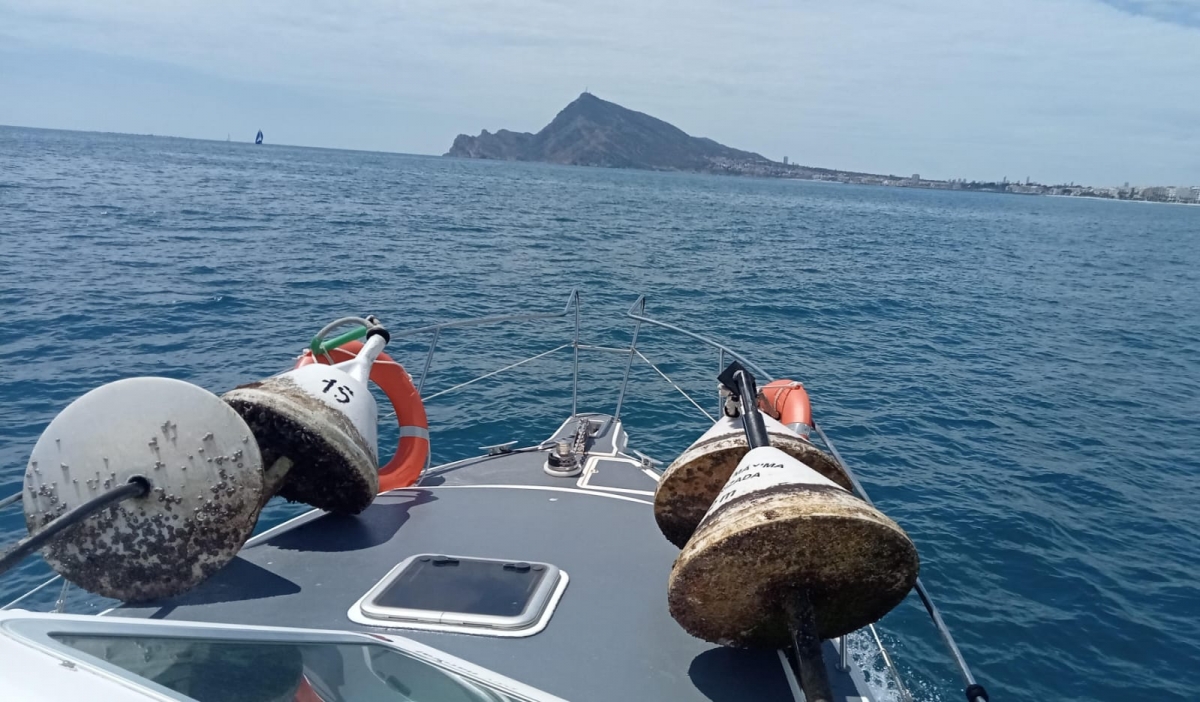 El Parque Natural Serra Gelada renueva las ocho boyas ecológicas de la cala de la Mina en la playa de l’Albir