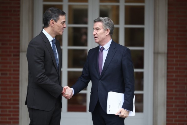 El PP sube tres puntos tras el apagón y recorta la distancia con el PSOE, que repite en cabeza