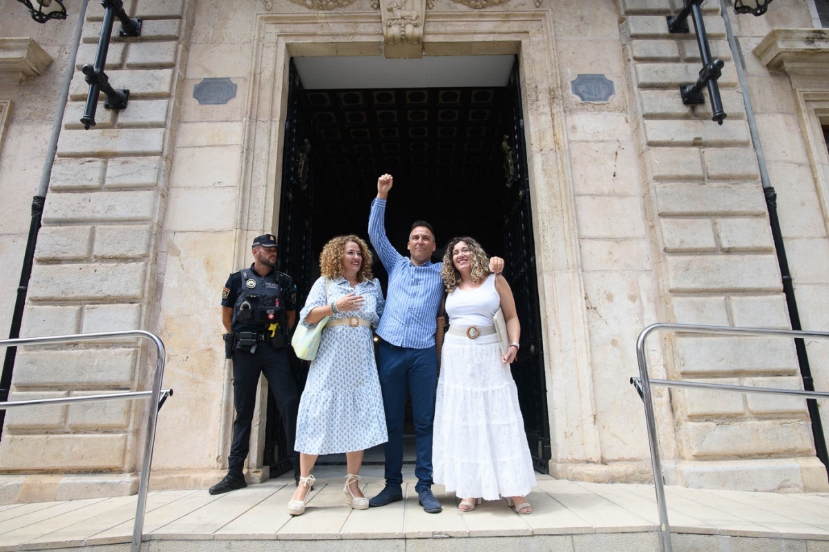 El alcalde de Sueca, Julián Sáez, junto a las concejalas Sari Sáez y Noelia Benedito tras la moción de censura. 