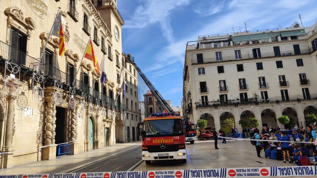 Se desprende la cornisa de una torre del edificio del Ayuntamiento de Alicante sin causar heridos
