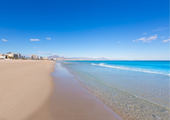 La playa de San Juan, el epicentro del auge inmobiliario en Alicante con Lucas Fox