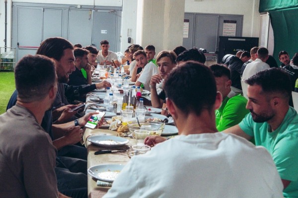 Bragarnik preside la comida de conjura del Elche para el ascenso