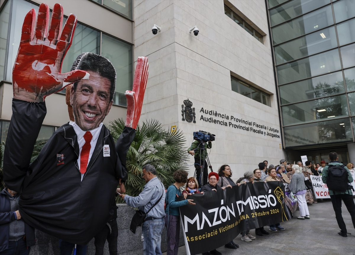Familiares de las víctimas de la Dana durante una concentración en las inmediaciones de la Ciudad de la Justicia.