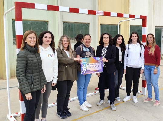 El IES Massanassa recibe las aportaciones solidarias de la Carrera 10KFem