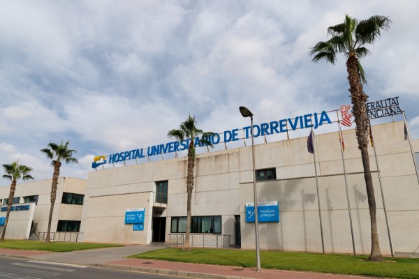 El Hospital de Torrevieja acerca los programas de diálisis domiciliaria a un 25% de sus pacientes