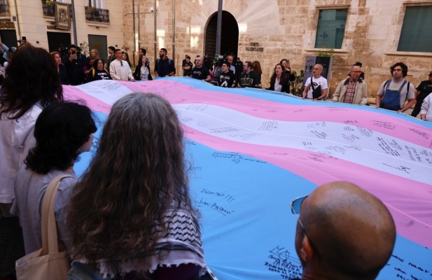 Entidades trans interrumpen el pleno de Les Corts al grito de 