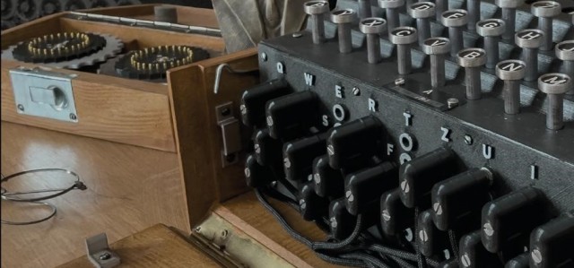 Cartagena descifra historias de espías con la mítica máquina 'Enigma': exposición en el Museo Histórico Militar