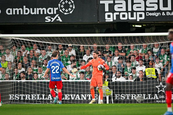 San Román se convierte en el tercer portero en jugar con el Elche en once jornadas ligueras