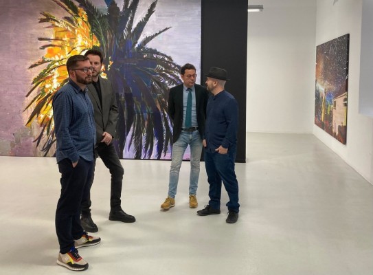 El artista murciano Manuel Pérez 'incendia' el Párraga con su exposición 'Llueve fuego'