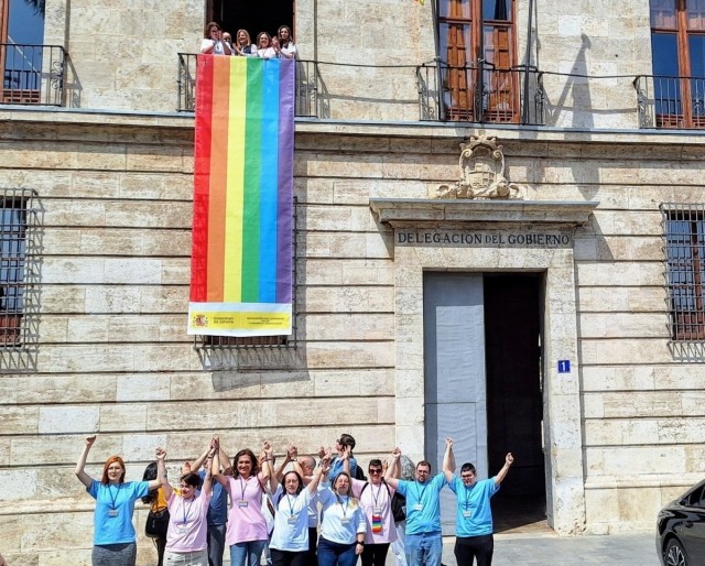Delegación del Gobierno despliega la bandera LGTBI por el Día contra la LGTBIfobia: 