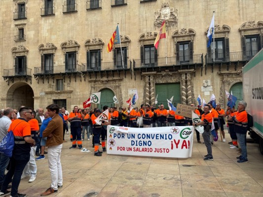 La plantilla de la limpieza viaria de Alicante presiona al Ayuntamiento para exigir su nuevo convenio