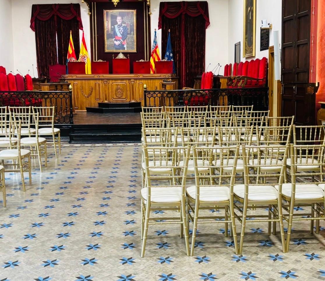 Las famosas sillas doradas, instaladas este jueves -