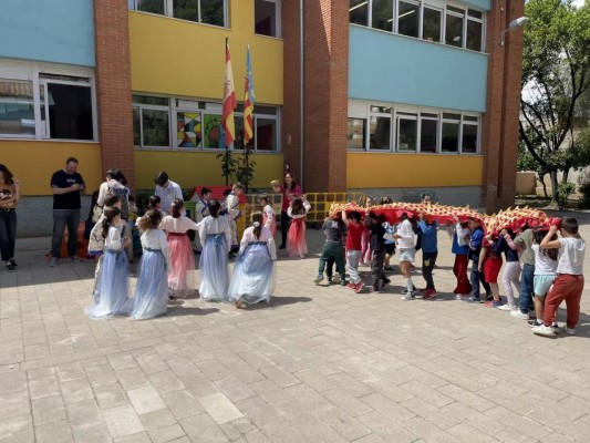 Una asociación china regala más de 300 peluches a un colegio de Sedaví afectado por la Dana