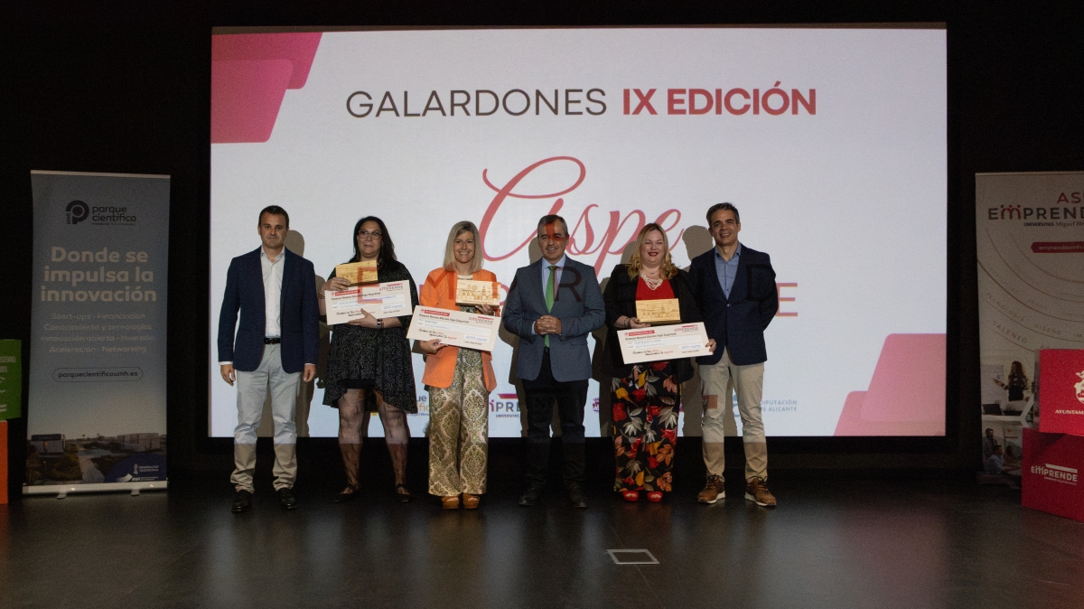 Un instante de la gala, con los premiados. 