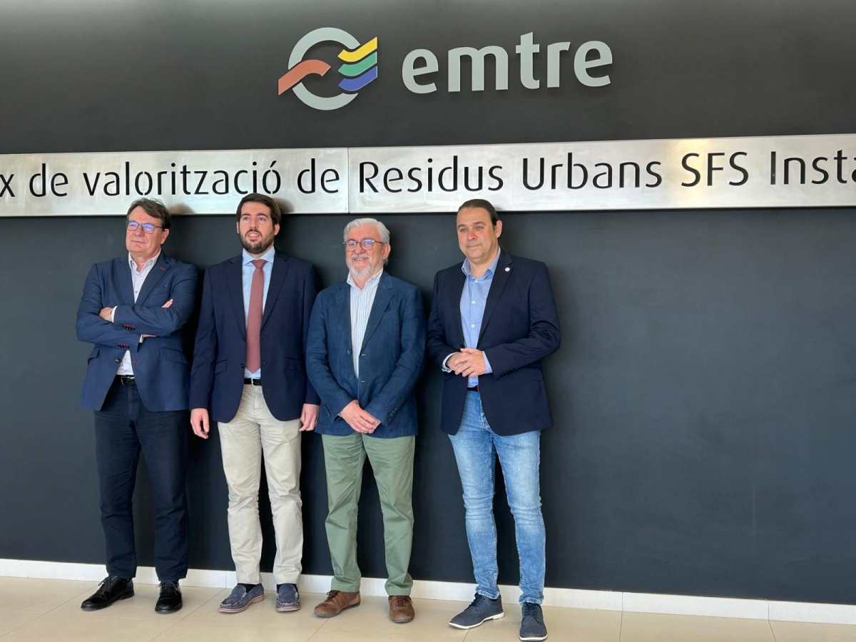 El presidente de la Emtre, Emilio Belencoso, junto a los responsables de la planta.