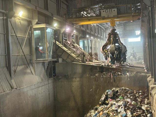 Así funciona la planta de la Emtre en Manises que trata la basura de 1,6 millones de personas