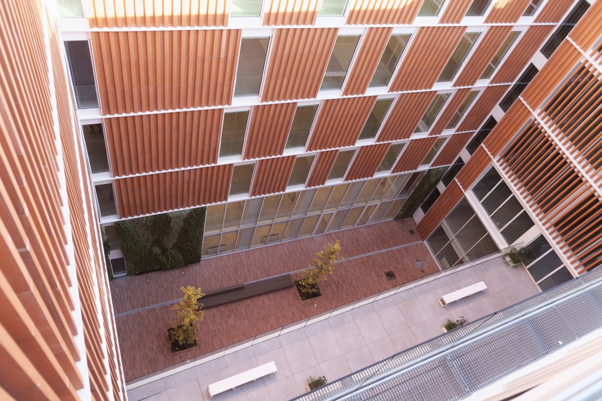 El patio interior garantiza luminosidad a todas las plantas del edificio.