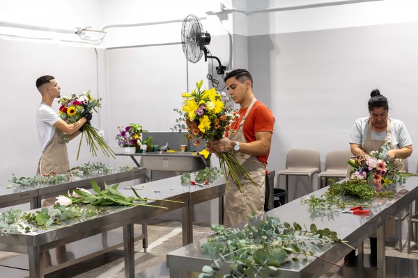 Nace Flores Solidarias, un proyecto pionero que lucha contra el sinhogarismo a través de la confección de ramos de flores