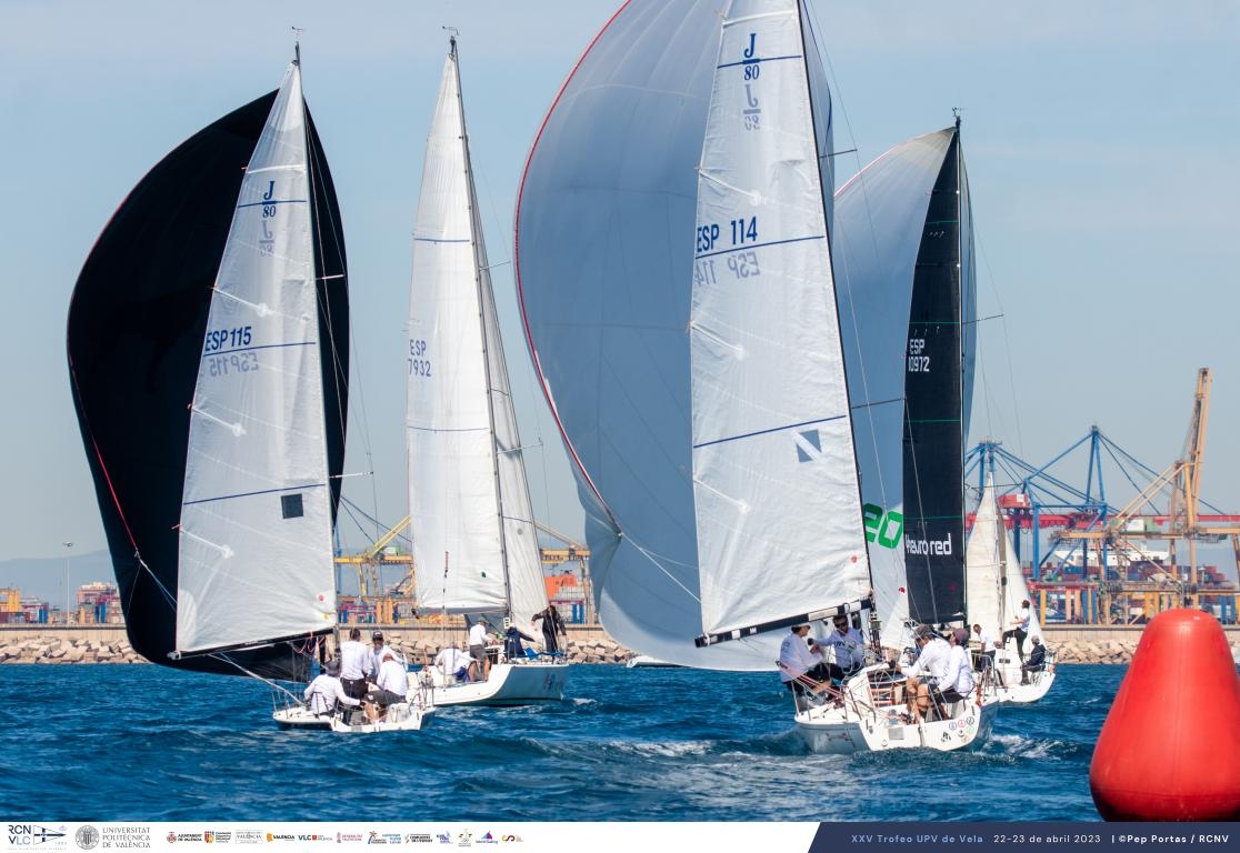 Cerca de 40 barcos se dan cita en el Trofeo UPV de Vela en aguas del Real Club Náutico de Valencia 