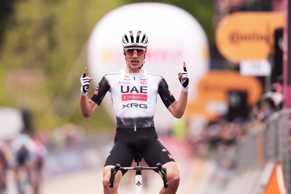 Colosal estreno de Ayuso en el primer test de montaña; Roglic, maglia rosa