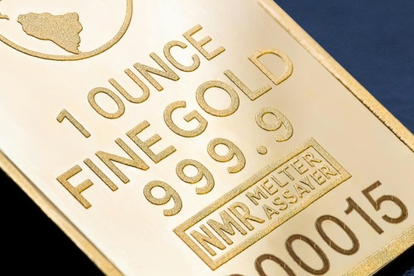 El oro cae un 4% y cede los 3.200 dólares por la menor tensión arancelaria y negociaciones de paz